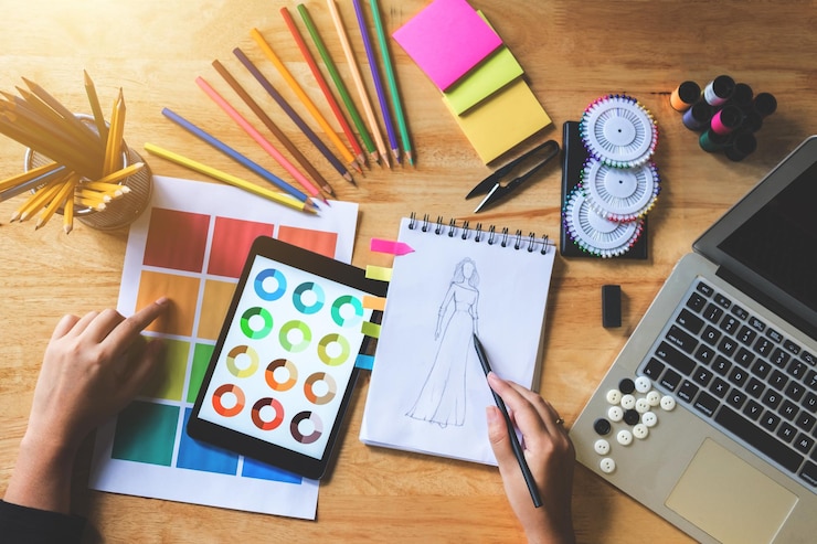Foto mão cortada de um profissional de design fazendo esboço na mesa no escritório