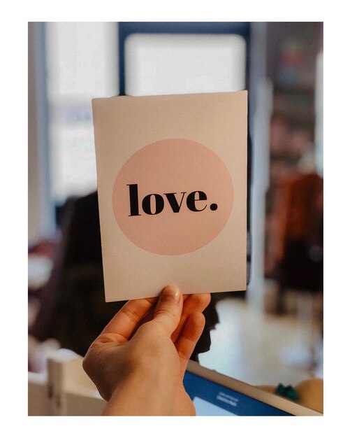 Foto mão cortada segurando papel com texto de amor