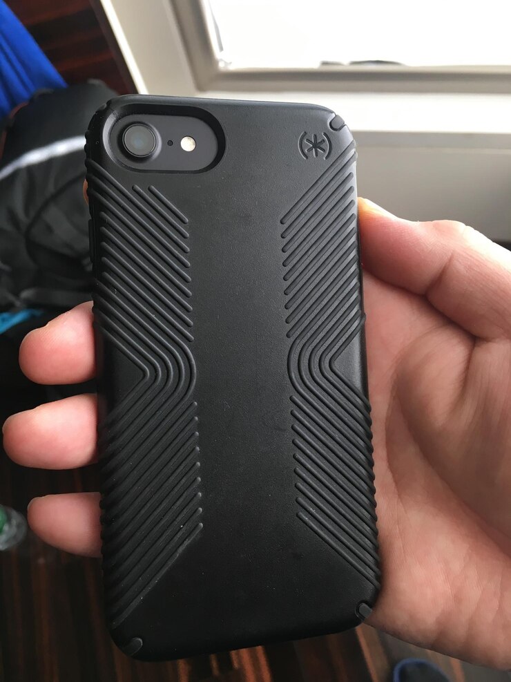 Foto mão cortada segurando telefone móvel no carro