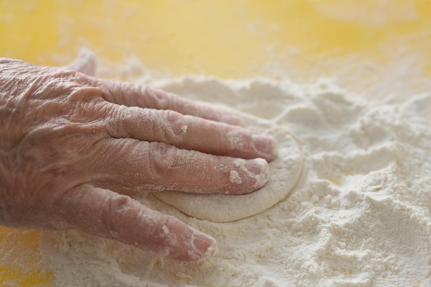 Mão da avó fechada Mulher idosa cozinha tortas na cozinha