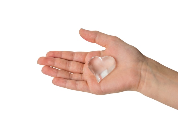 Mão da criança com coração de vidro isolada. um símbolo de amor.