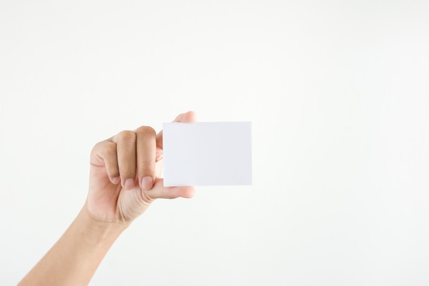 Mão da mulher mostrando o papel branco no fundo branco.