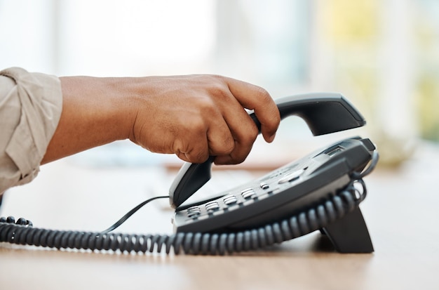 Foto mão da recepcionista na pessoa do telefone entre em contato conosco no escritório de negócios e comunicação no help desk atenda a chamada do cliente no assistente da empresa no crm corporativo e secretária do call center trabalhando