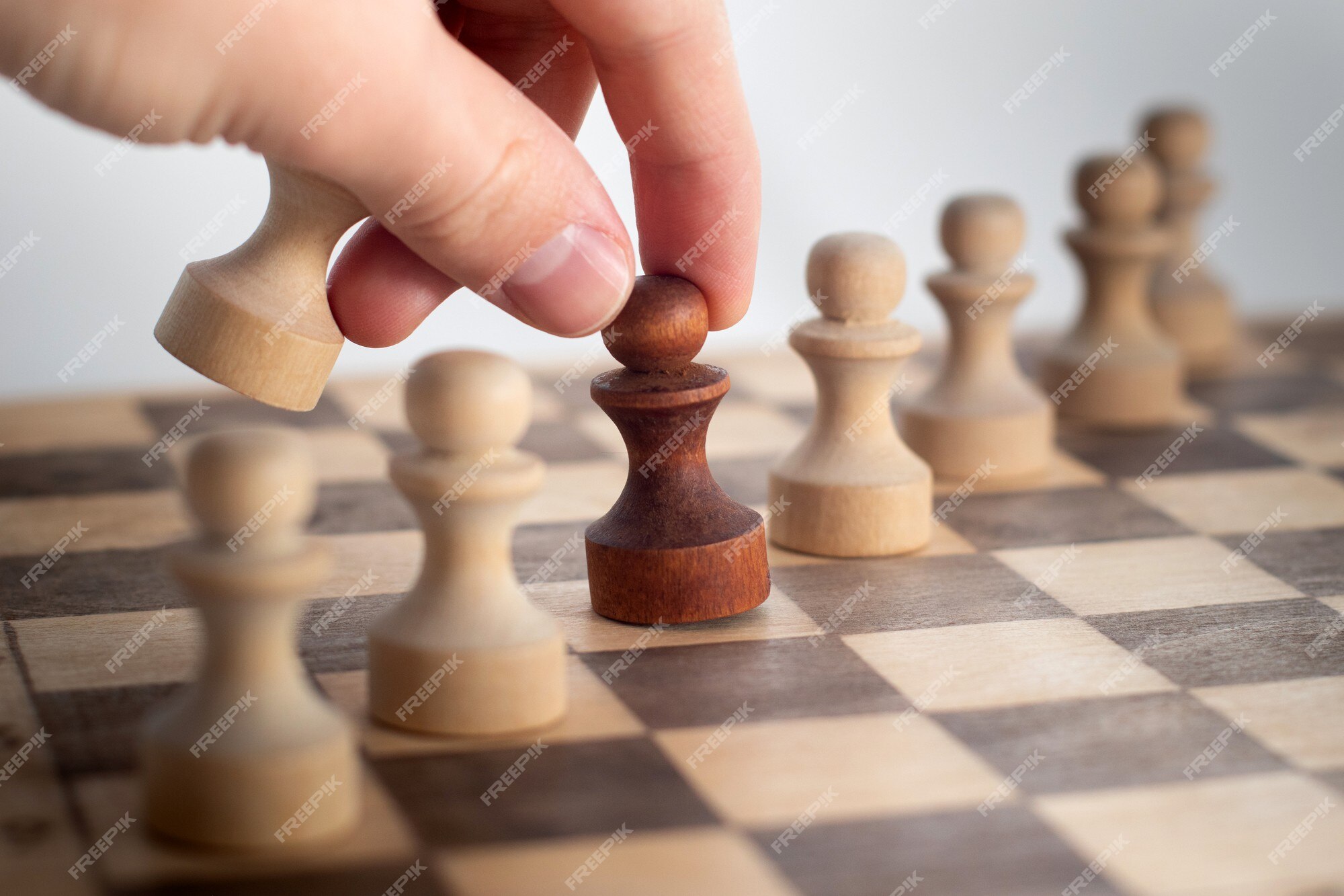 Mão Tocando Peça De Xadrez No Tabuleiro De Xadrez Foto de Stock - Imagem de  figura, jogar: 178099824