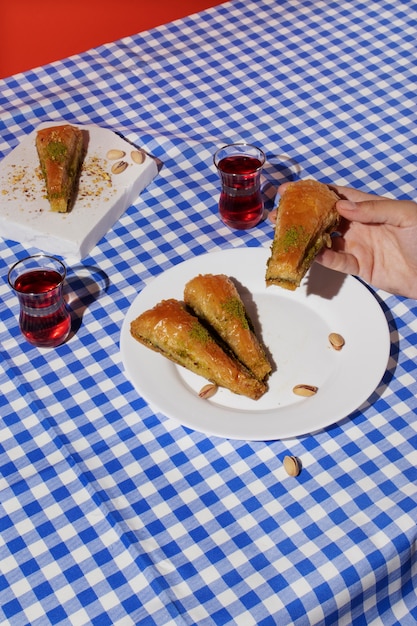 Foto mão de alto ângulo segurando comida deliciosa