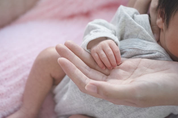 Mão de bebê closeup mão da mãe