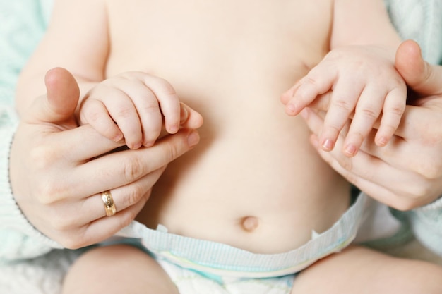 Foto mão de bebê segurando closeup de dedo de mãe