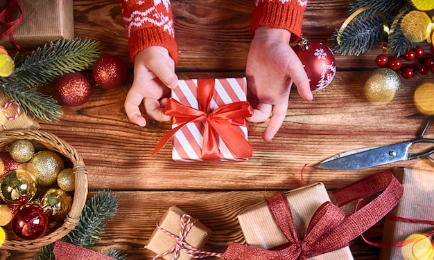 Mão de chillds com caixa de presente de Natal, fundo de férias de Natal