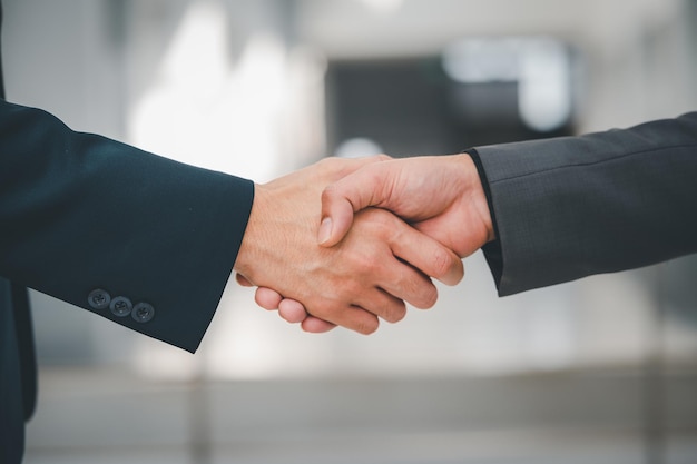 Foto mão de close-up do aperto de mão do empresário para trabalho em equipe da parceria de fusão de negócios e acordo comercial, negociação bem-sucedida, aperto de mão