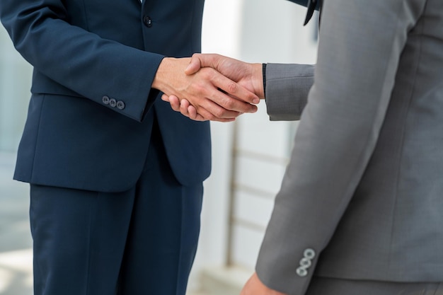 Mão de close-up do aperto de mão do empresário para trabalho em equipe da parceria de fusão de negócios e acordo comercial, negociação bem-sucedida, aperto de mão