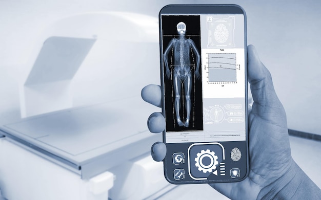 Mão de close-up médico mostrando imagem da varredura de densidade óssea dxa em um smartphone em análise no holograma anatomia humana e esqueleto para prevenir osteoporose fundo de máquina densitômetro ósseo embaçado