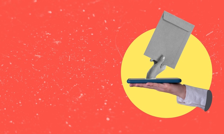 Foto mão de colagem de arte com uma carta, receba sua mensagem colagem de arte com smartphone e envelope