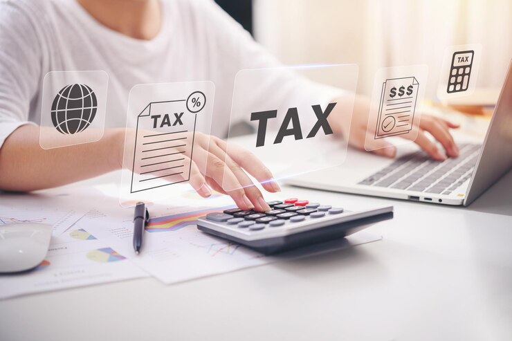 Mão de contadora ou banqueiro de mulher de negócios fazendo cálculos finanças de poupança fiscal e dívida de auditoria de economia com dispositivos de tela de ícone Conceito de tecnologia on-line