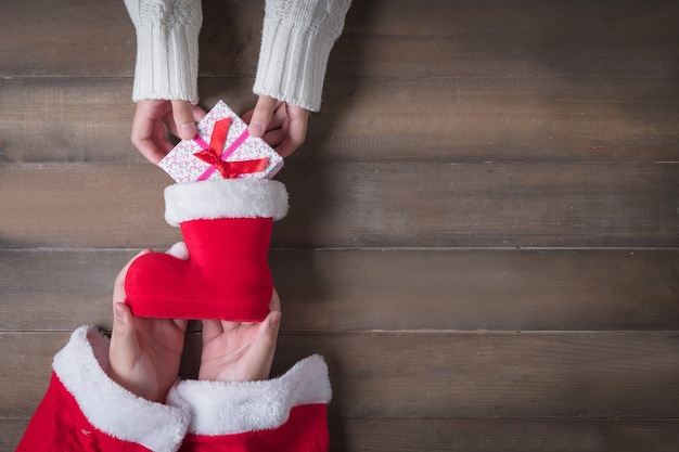 Mão de criança enviou um presente para o Papai Noel no dia de Natal