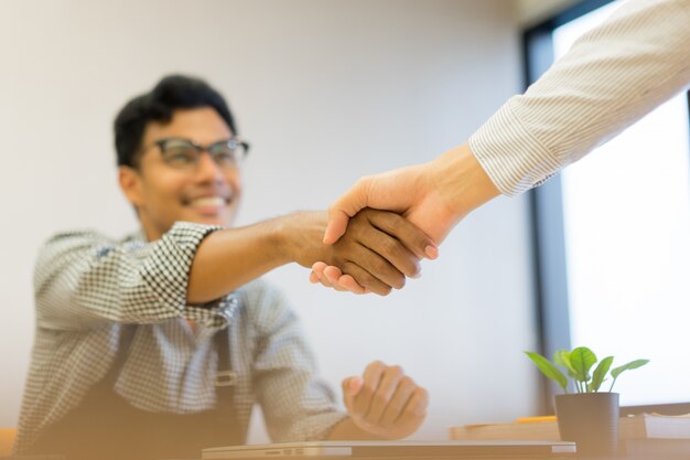 Mão de dono de empresário agitar com o parceiro ou fornecedor após o acordo de sucesso