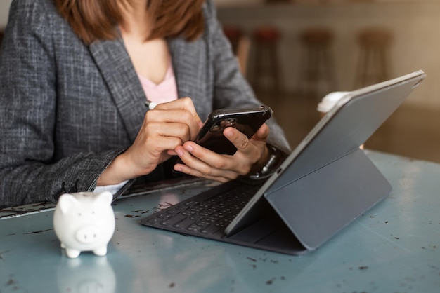 Mão de empresária trabalhando com novo computador moderno e escrevendo no diagrama de estratégia do bloco de notas como conceito