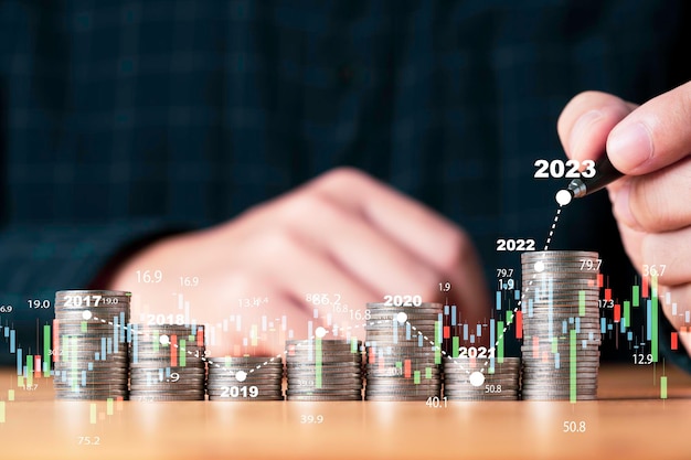 Mão de empresário desenhando gráfico crescente virtual com empilhamento de moedas de dinheiro Lucro de investimento empresarial e conceito de crescimento de poupança de dividendos de depósito