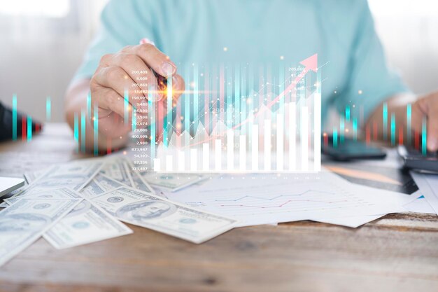 Mão de empresário desenhando gráfico crescente virtual com empilhamento de moedas de dinheiro Lucro de investimento empresarial