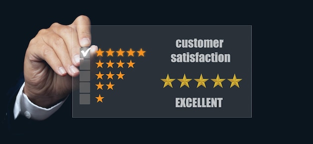 Mão de empresário escolhendo a tela no ícone de cinco estrelas para dar satisfação na classificação do serviço muito impressionado. Experiência de atendimento ao cliente. Conceito de serviço ao cliente e satisfação.