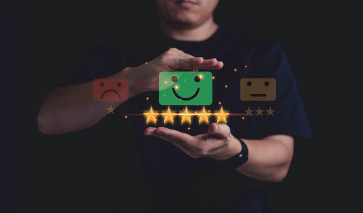 Foto mão de empresário proteger cinco estrelas amarelas com luz azul brilhante, avaliação do cliente e satisfação do cliente para o conceito de produto e serviço.