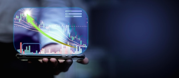 Mão de empresário segura smartphone com investimento em ações e holograma financeiro aparece no conceito de ciberespaço 3d metaverso de internet online