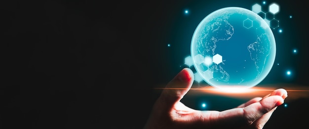 Mão de empresário segurando o holograma de terra brilhante azul com fundo preto de espaço de cópia Conceito de negócios e tecnologia Tecnologia moderna e tema metaverso Pessoas e inovação mundial futurista