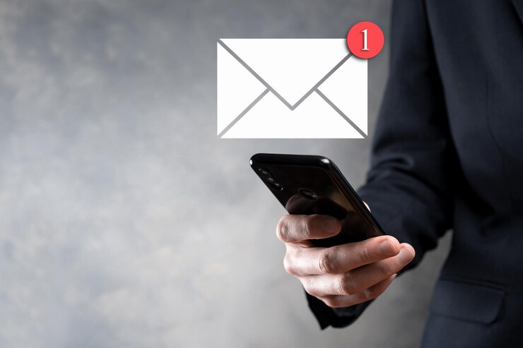Foto mão de empresário segurando o ícone de e-mail entre em contato conosco por e-mail de boletim informativo e proteja suas informações pessoais de e-mail de spam centro de atendimento ao cliente entre em contato conosco conceito