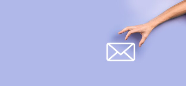 Mão de empresário segurando o ícone de e-mail, entre em contato conosco por e-mail de newsletter e proteja suas informações pessoais de mensagens de spam. centro de atendimento ao cliente entre em contato conosco conceito