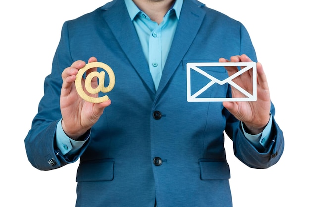 Mão de empresário segurando o ícone de e-mail lette envelope postal conceito de e-mail de spam internet e redes Entre em contato conosco e-mail de newsletter e proteja seu pessoal