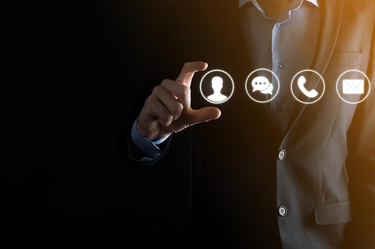 Foto mão de empresário segurando, pressionando o ícone de telefone, correio, telefone, mensagem, postagem e pessoa, usuário. centro de atendimento ao cliente entre em contato conosco concept.banner, copie o espaço. métodos de contato.