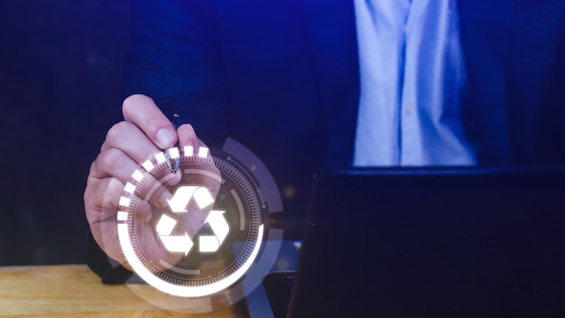 Mão de empresário tocando o conceito de ícone de reciclagem na tela para social ambiental e governança em negócios sustentáveis e éticos na conexão de rede