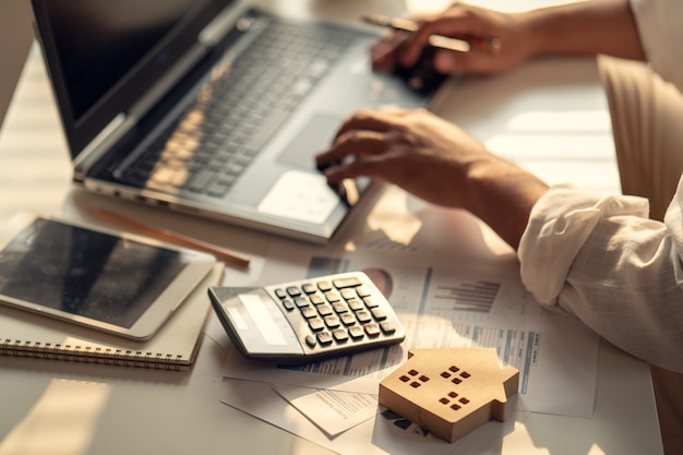 Foto mão de empresários calculando juros