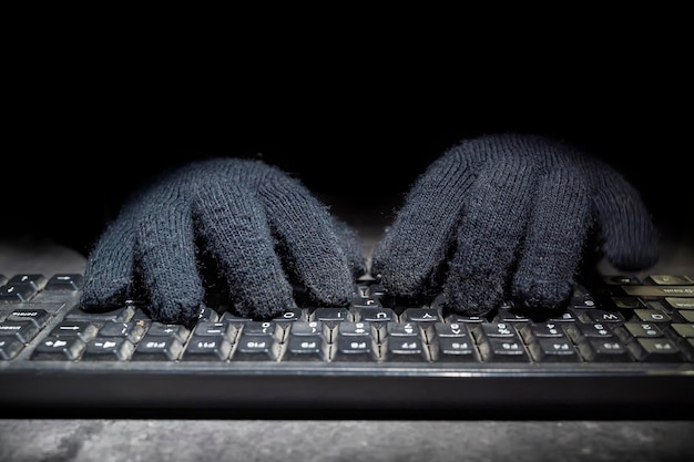 Foto mão de hacker digitando em um conceito de segurança cibernética de teclado de computador