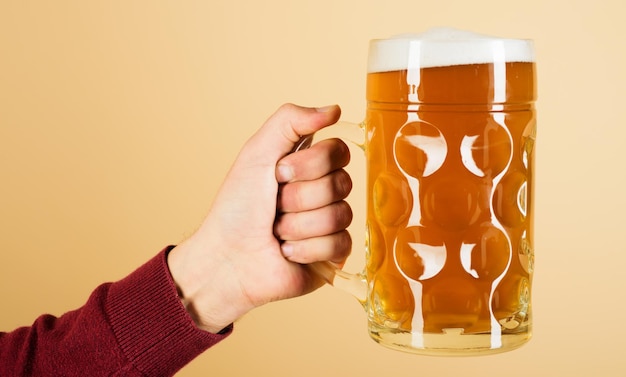 Mão de homem com caneca de cerveja lager oktoberfest bebe degustação de festa de álcool e conceito de férias