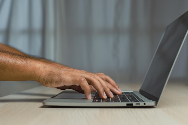 Mão de homem digitando usando empresário de laptop trabalhando dados digitais de privacidade de segurança de hackers on-line