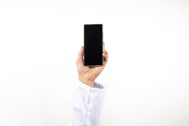 Mão de homem médico segurando um smartphone com tela preta isolada em um fundo branco