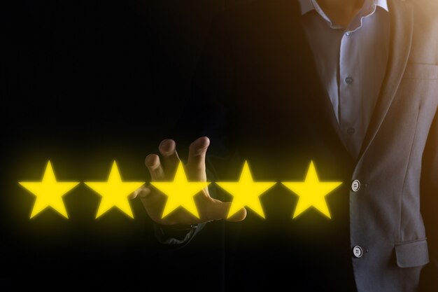 Mão de homem mostrando cinco estrelas excelente rating.pointing símbolo de cinco estrelas para aumentar a classificação da empresa.