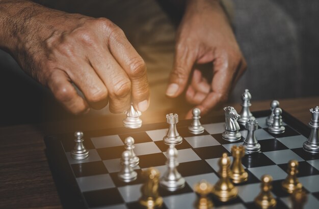 Mão, de, homem negócios, xadrez jogando, supor, fazer, estratégia, gerência