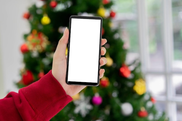 mão de homem segura smartphone com tela isolada para design na temporada de feliz natal
