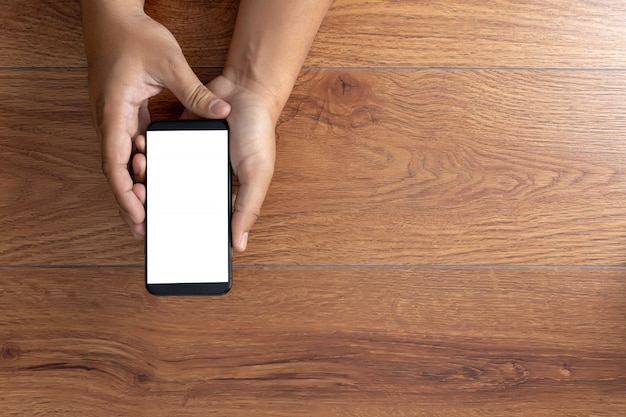 Mão de homem segurando a maquete de tela do smartphone preto