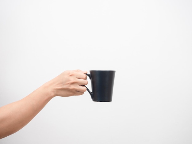 Mão de homem segurando a xícara de café branca isolada