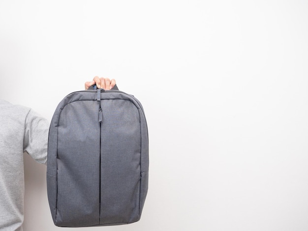 Mão de homem segurando mochila branca isolada