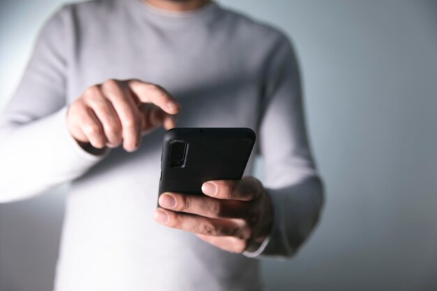 Mão de homem segurando smart phonex9xA