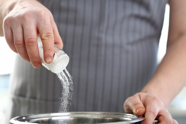 Mão de homem segurar sopa salgada cloceup