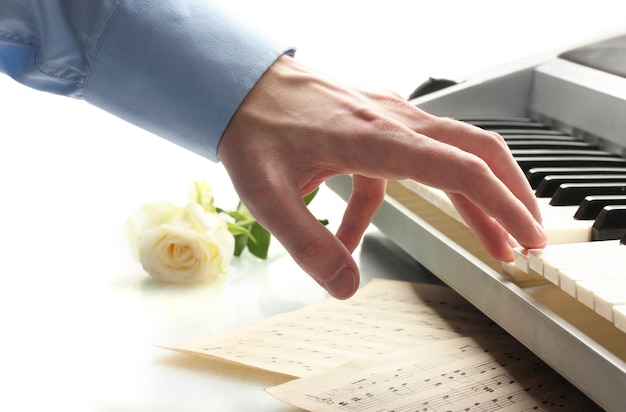 Mão de homem tocando piano