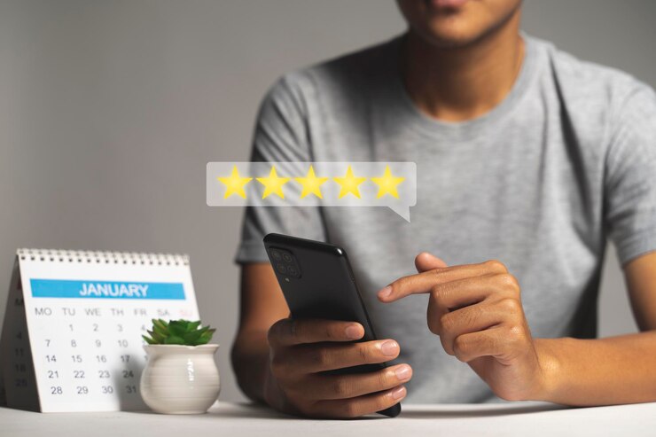 Foto mão de homem usando smartphone com ícone pop-up de cinco estrelas para serviço de satisfação de revisão de feedback