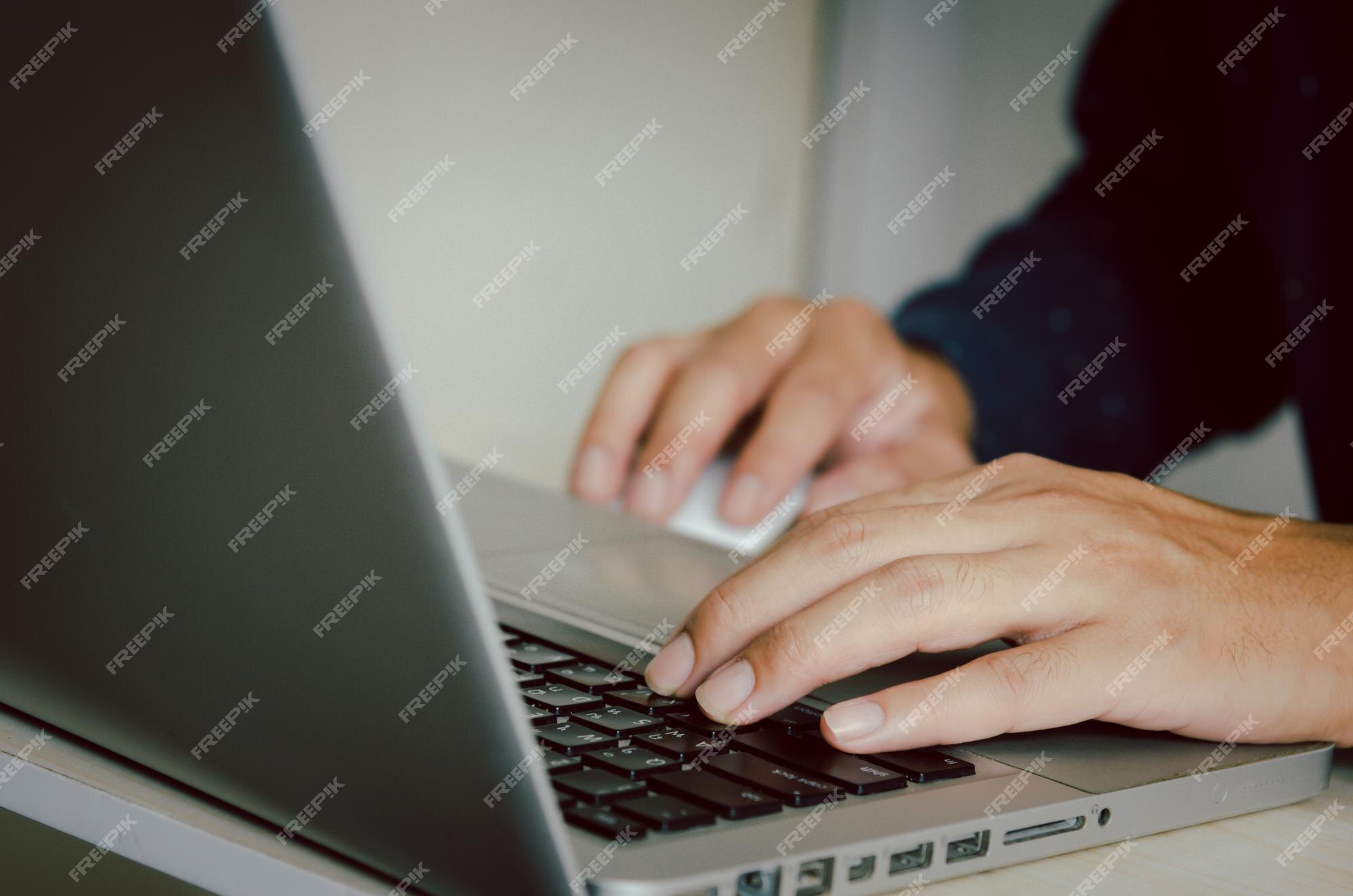 Conceito De Estudo Online a Mão Pálida De Um Homem Tentando Digitar No  Teclado Do Laptop Para Pesquisar a Definição De Algumas Pal Imagem de Stock  - Imagem de pedir, tela: 230325645