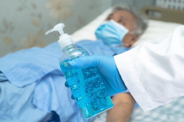 Foto mão de lavagem asiática por gel gel desinfetante de álcool azul para proteger o vírus covid-19.