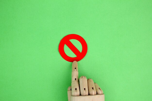 Foto mão de madeira com conceitos de sinal proibidos ou não permitidos não são permitidos ou proibidos
