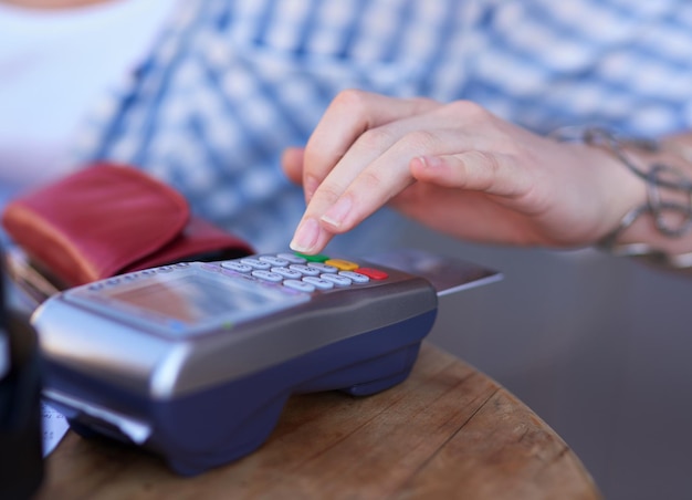 Mão de máquina e cartão de crédito para pagamento comércio eletrônico e senha com cliente na loja Tecnologia de digitação e débito para negócios de startup fintech e banco digital para pessoa com venda rfid